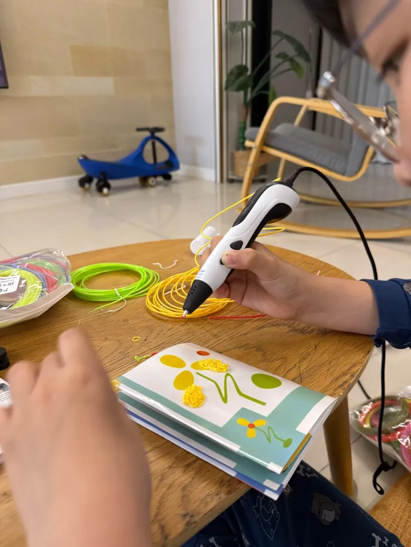 Stylo 3D professionnel en filament PLA tenu par un acheteur vérifié